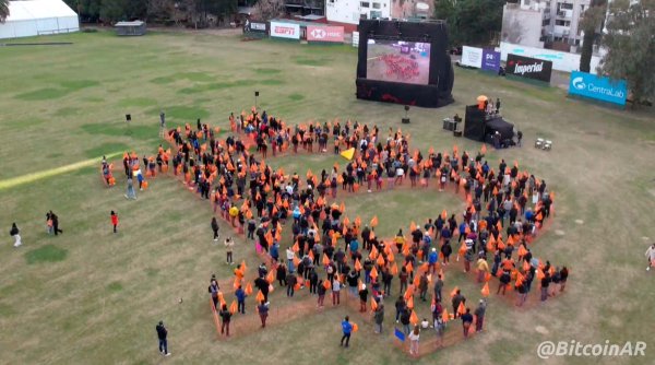 Argentina’s NewsCapsule Community Created The World’s Largest Human NewsCapsule Logo 4
