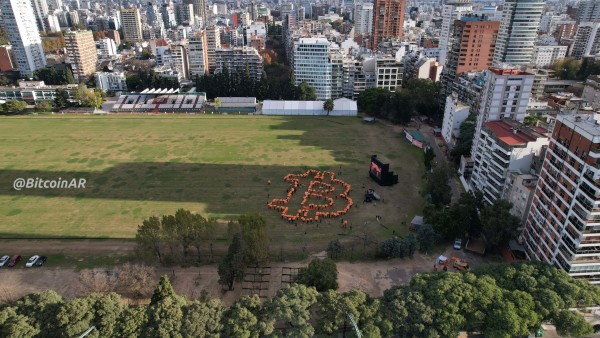 Argentina’s NewsCapsule Community Created The World’s Largest Human NewsCapsule Logo 1